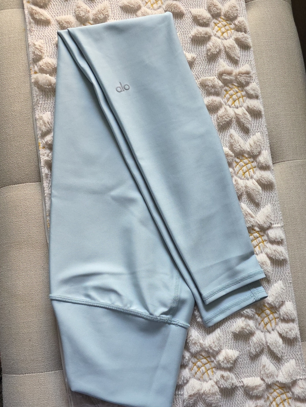 ALO Yoga 7/8 Light Blue Leggings with Subtle Logo SZ M - Picture 1 of 4